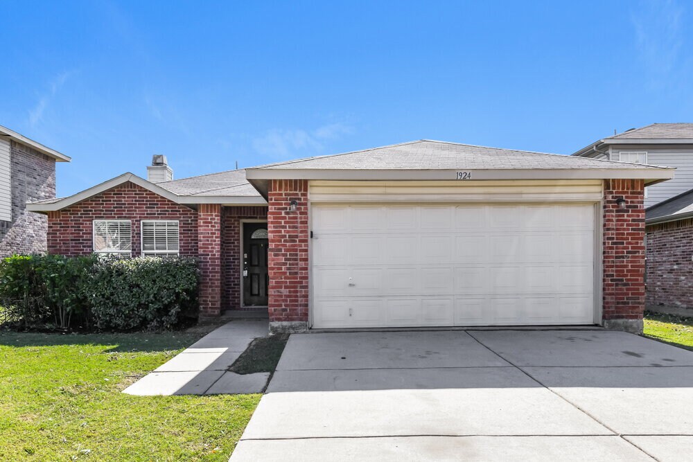1924 Kittredge Way in Justin, TX - Building Photo