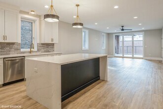 1647 W Irving Park Rd in Chicago, IL - Building Photo - Building Photo