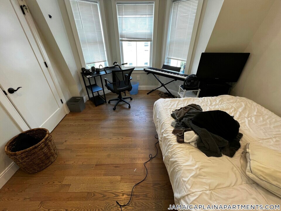 68 Day St in Boston, MA - Building Photo