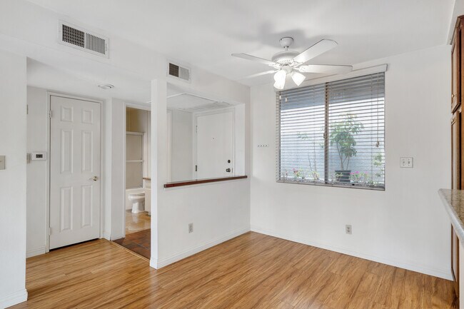 Reeves Street Apartments in Los Angeles, CA - Building Photo - Interior Photo