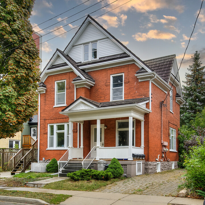 19 Clarence Pl in Kitchener, ON - Building Photo