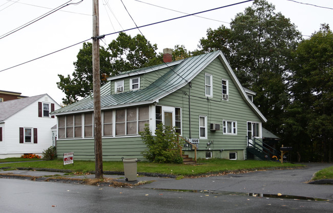 96 Summer St in Waterville, ME - Foto de edificio - Building Photo