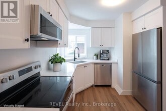 2137 Mt Forest Dr in Burlington, ON - Building Photo - Building Photo