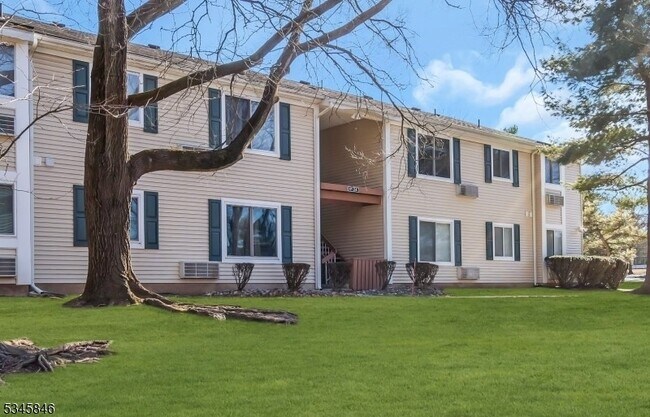 22 Bolton Ct in Franklin Township, NJ - Building Photo - Building Photo