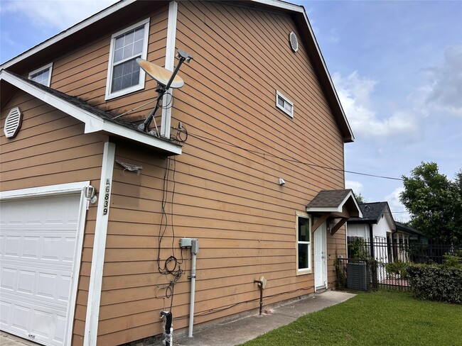 6839 Larkstone St in Houston, TX - Building Photo - Building Photo