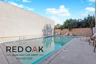 8614 Woodley Ave in Los Angeles, CA - Foto de edificio - Building Photo