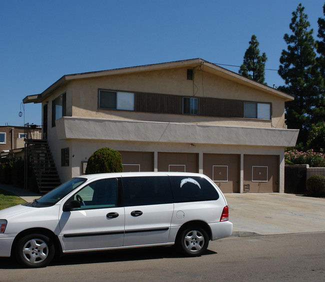 805 S Orange Ave in El Cajon, CA - Foto de edificio - Building Photo