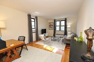 142 Garth Rd in Scarsdale, NY - Building Photo - Building Photo