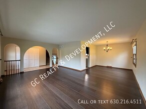 27W181 Jewell Rd in Winfield, IL - Building Photo - Building Photo