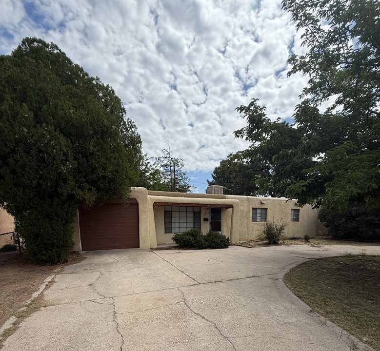 1612 Hendola Dr NE in Albuquerque, NM - Building Photo