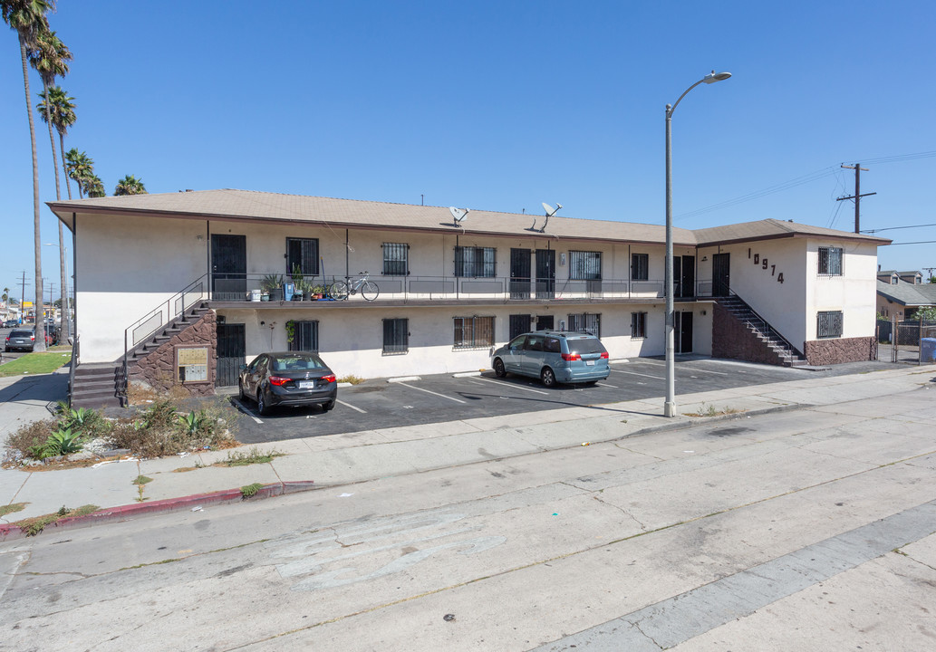 10974 S Figueroa St in Los Angeles, CA - Building Photo