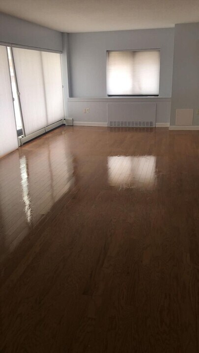 300 Lynn Shore Dr in Lynn, MA - Building Photo