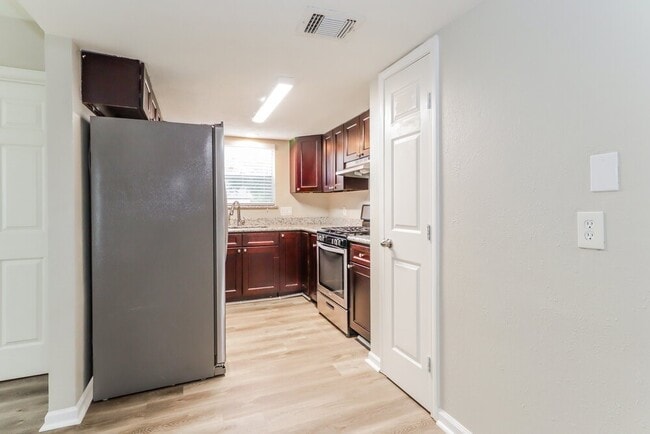 7327 Shady Vale Ln in Houston, TX - Foto de edificio - Building Photo