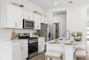 Millbrook Commons in San Marcos, TX - Building Photo