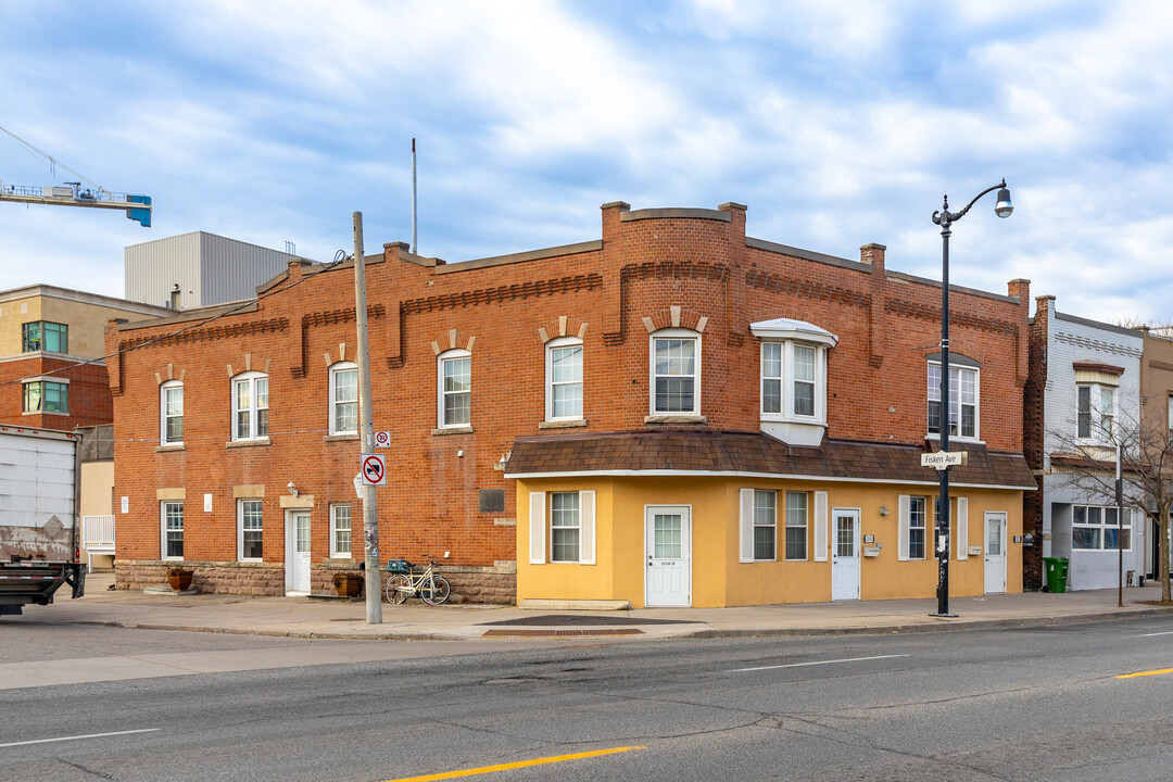 3319B Dundas St W in Toronto, ON - Building Photo