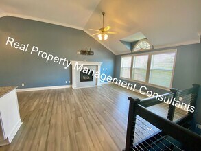 2106 Patti Ln in Greenwood, MO - Building Photo - Building Photo