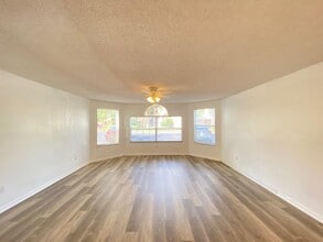 2751 N Poinciana Blvd in Kissimmee, FL - Building Photo - Building Photo