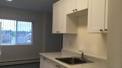 912 Selkirk Ave in Victoria, BC - Building Photo - Building Photo