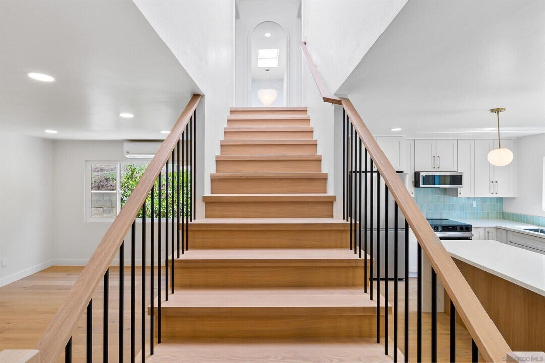 5 E H St in Encinitas, CA - Building Photo
