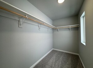 3916 Scorpio Dr SE in Mandan, ND - Foto de edificio - Building Photo