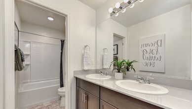 1319 Blossomparke Way in Sacramento, CA - Building Photo - Building Photo