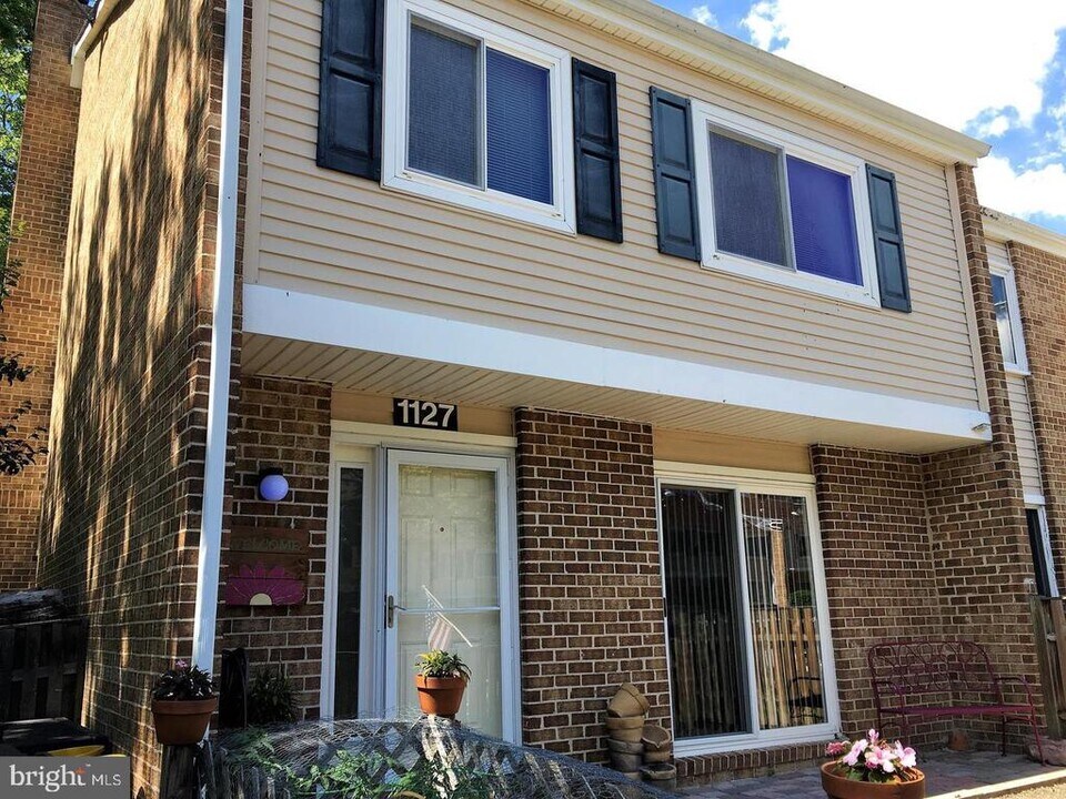 1127 Thackary Ct in Voorhees Township, NJ - Building Photo
