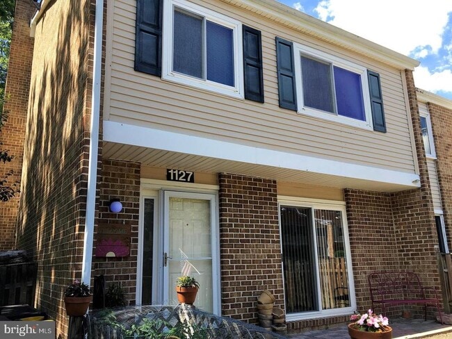property at 1127 Thackary Ct