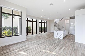 8225 NW 43rd St in Miami, FL - Building Photo - Building Photo