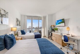 2602 E Hallandale Beach Blvd in Hallandale Beach, FL - Building Photo - Building Photo