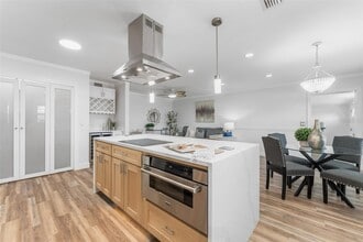 8703 Driftwood Dr in Tampa, FL - Foto de edificio - Building Photo