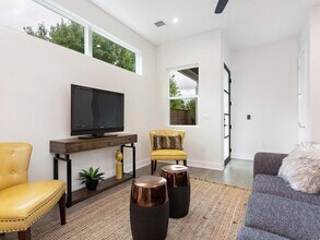 1111 Brookswood Ave in Austin, TX - Building Photo - Building Photo