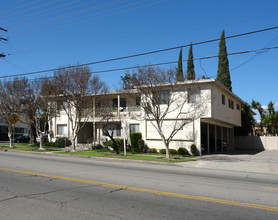 12425 Magnolia Blvd in Valley Village, CA - Building Photo - Building Photo