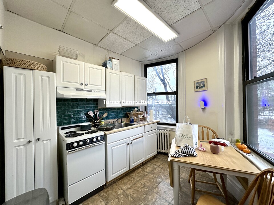 583 Beacon St, Unit 4 in Boston, MA - Building Photo