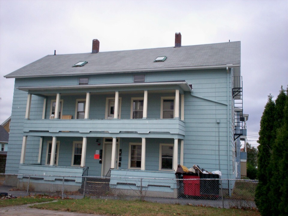 122 Lincoln Ave in Central Falls, RI - Building Photo