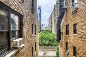 210 W 70th St in New York, NY - Building Photo - Building Photo