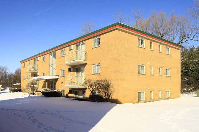 Royal Garden Apartments in North Royalton, OH - Building Photo - Building Photo