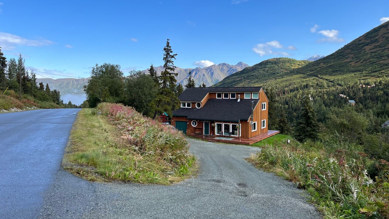 3923 Birdsong Dr in Anchorage, AK - Building Photo