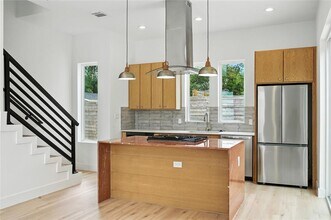 106 W Croslin St in Austin, TX - Foto de edificio - Building Photo