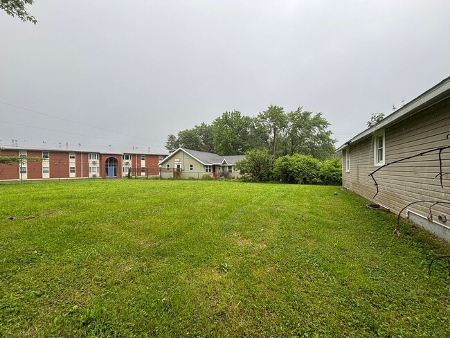 2049 N Columbia Ave in Springfield, MO - Building Photo - Building Photo