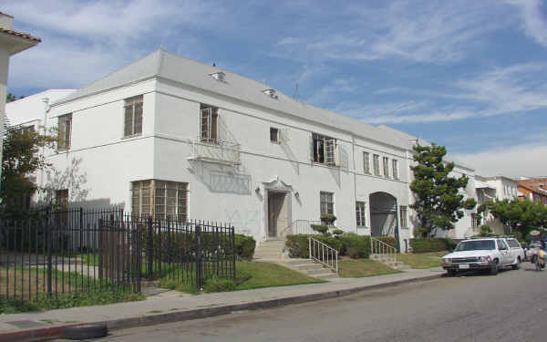 135-143 S Edgemont St in Los Angeles, CA - Foto de edificio - Building Photo