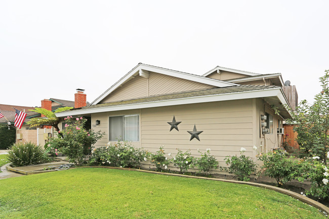 7260 Corsican Drive, Huntington Beach in Huntington Beach, CA - Foto de edificio - Building Photo