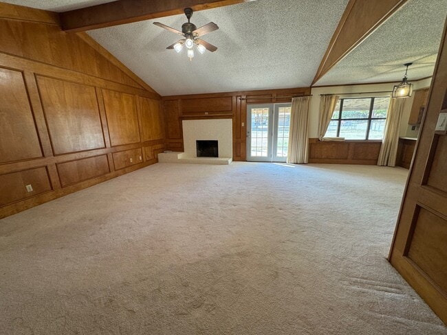 1364 N Dale Ave in Stephenville, TX - Building Photo - Building Photo