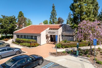 Bernardo Pines in San Diego, CA - Foto de edificio - Building Photo