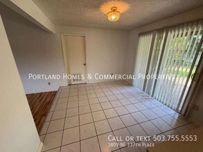 3809 NE 137th Pl in Portland, OR - Foto de edificio - Building Photo