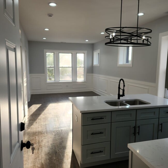 5033 W Wabansia Ave, Unit 2 West