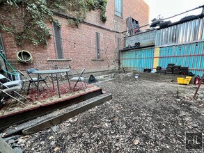 3BR 1BA Massive Backyard w/ Performance Stage in Brooklyn, NY - Foto de edificio - Building Photo