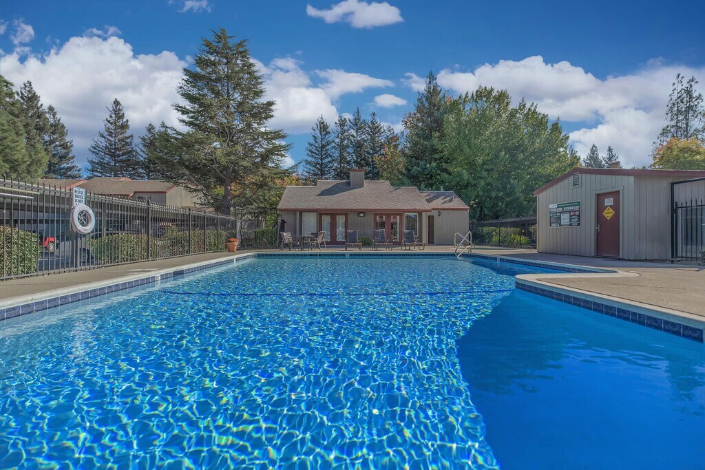 Greenhaven Oaks Apartments in Sacramento, CA