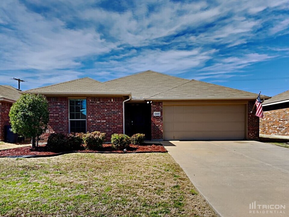 12432 Hunters Mill Trail in Burleson, TX - Building Photo