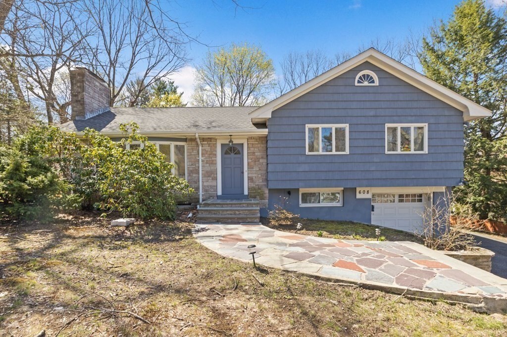 608 Beacon St, Unit 1 in Newton, MA - Building Photo