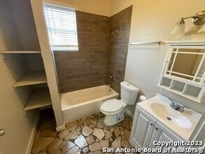 102 Bailey Ave in San Antonio, TX - Building Photo - Building Photo